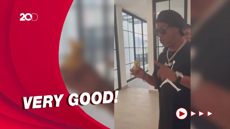 Ekspresi Ronaldinho yang Ketagihan Makan Pangsit di Rumah Raffi