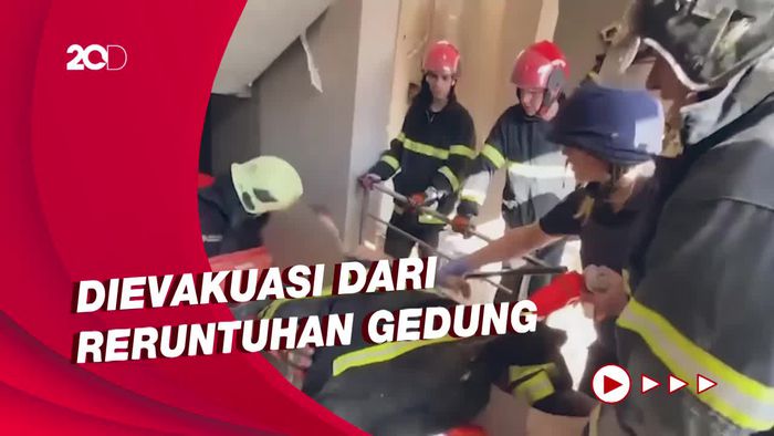 Dramatis! Seorang Anak Dievakuasi dari Gedung Kiev yang Dihantam Rudal
