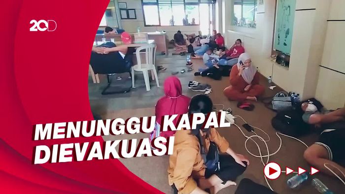 Usai Dievakuasi, Sebagian Penumpang KMP Nusa Dua Pilih Tidur di Pelabuhan