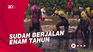 Sudah Tahu Ada Turnamen Sepak Bola Lumpur? Lihat Nih Aksinya