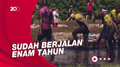 Sudah Tahu Ada Turnamen Sepak Bola Lumpur? Lihat Nih Aksinya