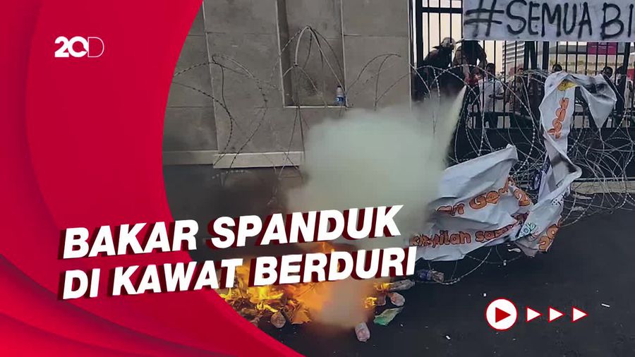 Demo Tolak RKUHP di DPR Memanas, Massa Bakar Spanduk