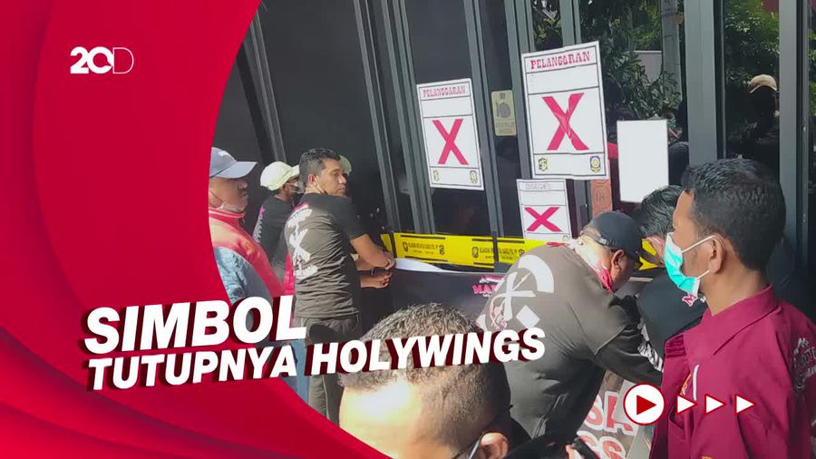 Massa Gelar Aksi Tabur Bunga di Halaman Holywings Surabaya