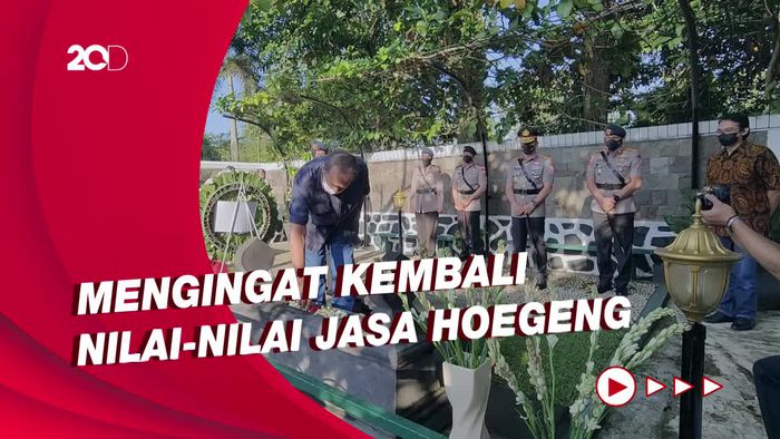 Jelang HUT Bhayangkara, Polri Ziarah Makam ke Jenderal Hoegeng