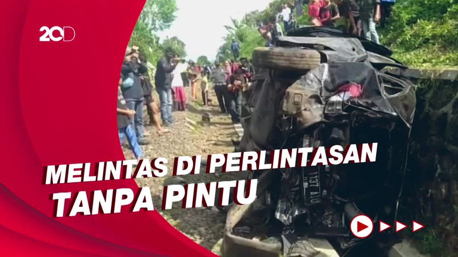 Mobil Tertabrak Kereta Siliwangi di Cianjur, Dua Orang Luka Berat