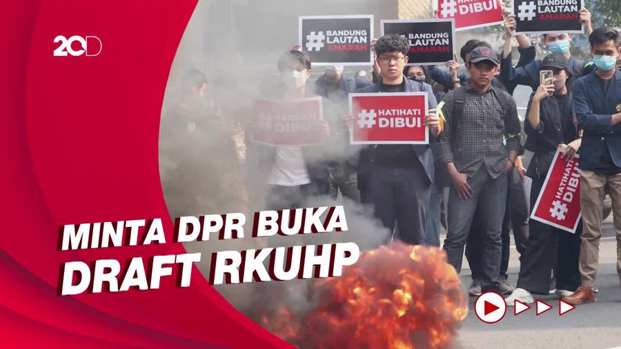 Demo Mahasiswa Bandung Tolak RKUHP Diwarnai Aksi Bakar Ban