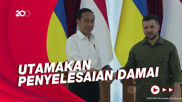 Momen Jokowi Tawarkan Diri Jadi Pembawa Pesan Zelensky ke Putin
