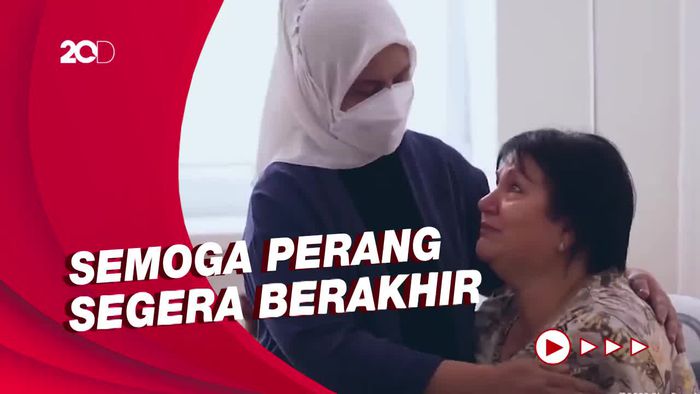 Momen Iriana Jokowi Peluk Korban Perang di Kyiv Ukraina