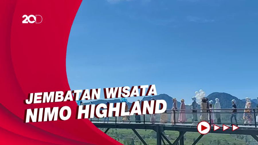 Puluhan Model Melenggang di Atas Perkebunan Teh Malabar Bandung