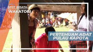 Memakai Sarung Khas Kapota, Mengikuti Pertemuan Adat di Wakatobi Sulawesi Tenggara