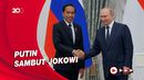 Senyum Ramah Putin Sambut Jokowi di Istana Kremlin
