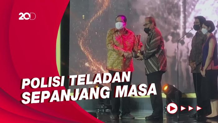 CT Serahkan Penghargaan Polisi Teladan untuk Jenderal Hoegeng