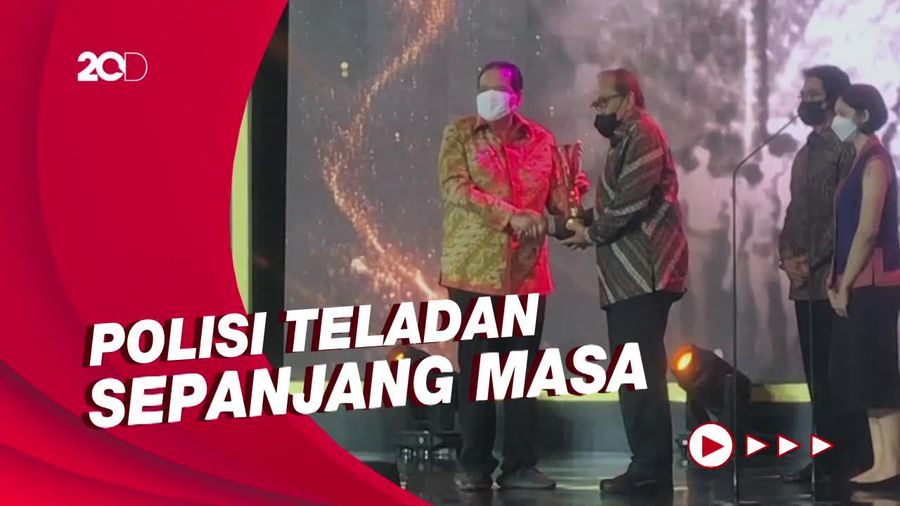 CT Serahkan Penghargaan Polisi Teladan untuk Jenderal Hoegeng