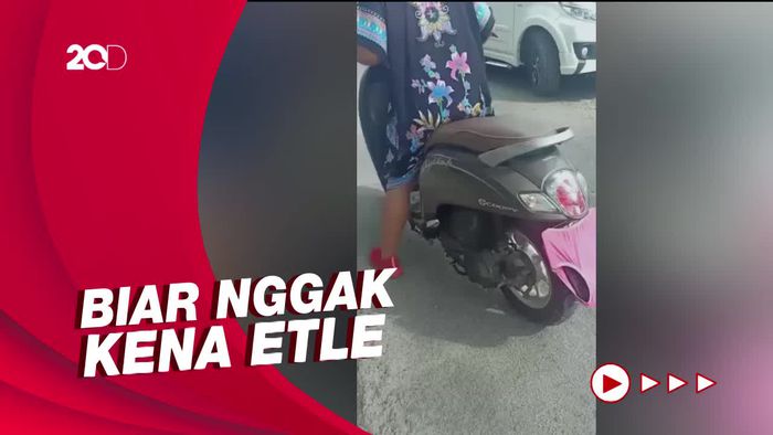 Ini Emak-emak di Lamongan yang Tutupi Nopol Pake Celana Dalam 