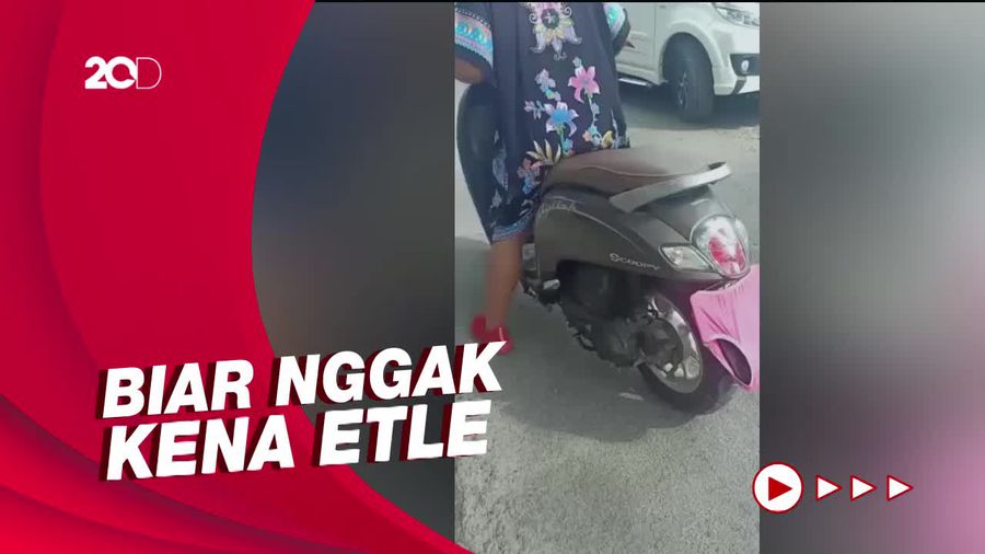 Ini Emak-emak di Lamongan yang Tutupi Nopol Pake Celana Dalam 