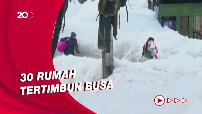 Ngeri! Tsunami Busa Berbau Tajam Timbun Perumahan di Kolombia