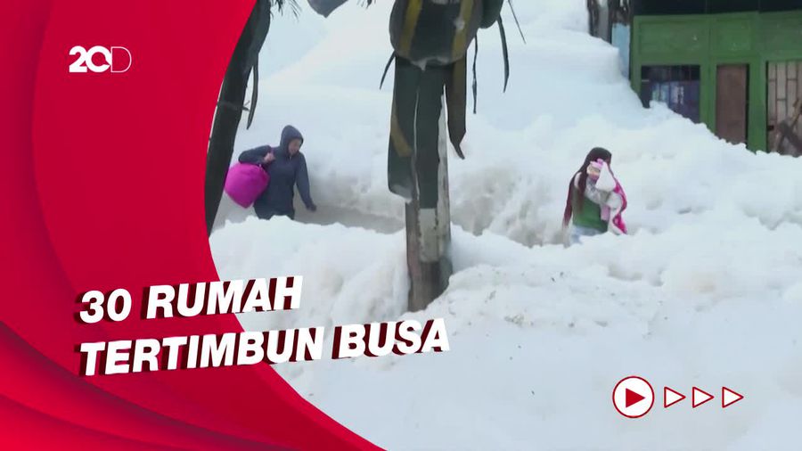 Ngeri! Tsunami Busa Berbau Tajam Timbun Perumahan di Kolombia