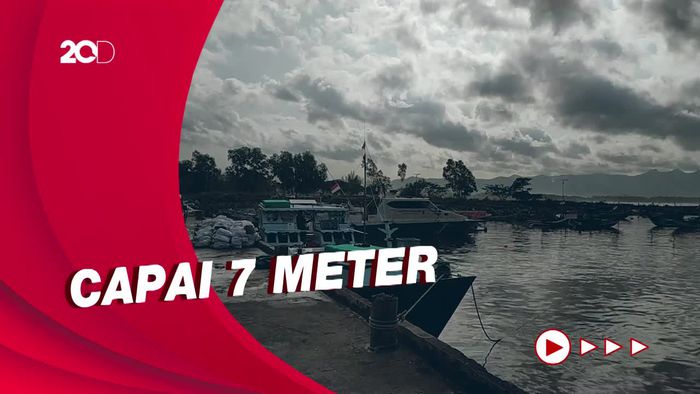 Gelombang Tinggi di Perairan Selatan Jawa, Nelayan Pacitan Setop Melaut
