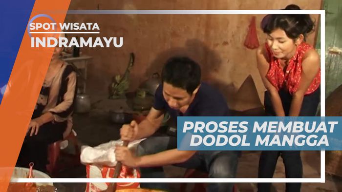 Mengaduk Pembuatan Dodol Mangga Khas Indramayu