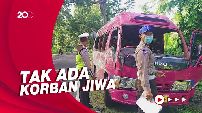 Hendak Mendahului, Mobil Travel 15 Penumpang di Bali Terbalik
