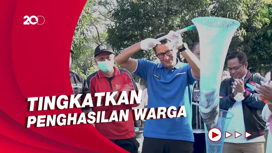 Sandiaga Panen 337 kg Lele Bareng Warga di Jaksel