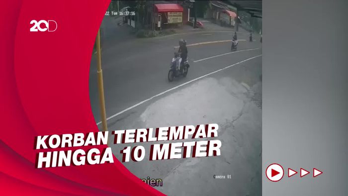 Kecelakaan Horor Tiga Motor di Kulon Progo Terekam CCTV