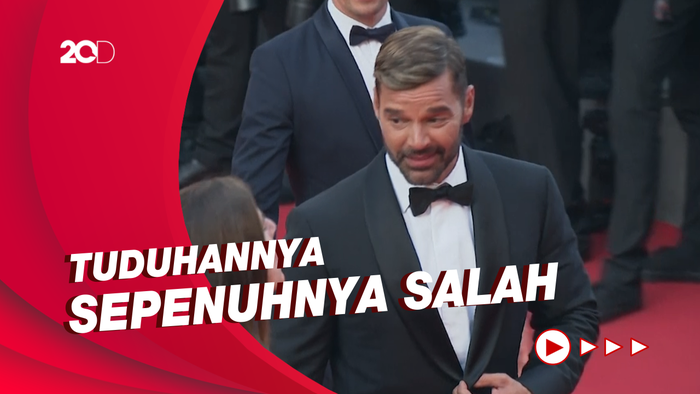 Ricky Martin Buka Suara Usai Dilaporkan Jadi Buronan Polisi