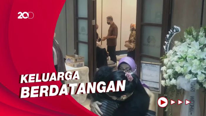 Suasana Rumah Duka Penyanyi Bob Tutupoly