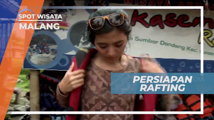Memakai Perlengkapan Untuk Bersiap Rafting di Kasembon Kota Malang