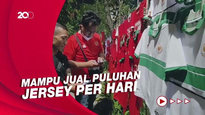 Laga Timnas U-19 Jadi Berkah Bagi Penjual Jersey di Stadion Patriot