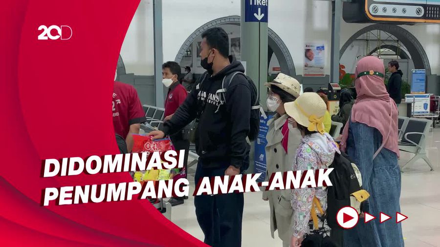 Memasuki Libur Panjang Sekolah, Stasiun Pasar Senen Ramai Penumpang
