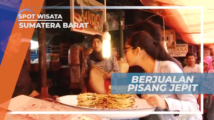 Pasar Atas, Cari Pembeli Berjualan Pisang Jepit Khas Sumatera Barat