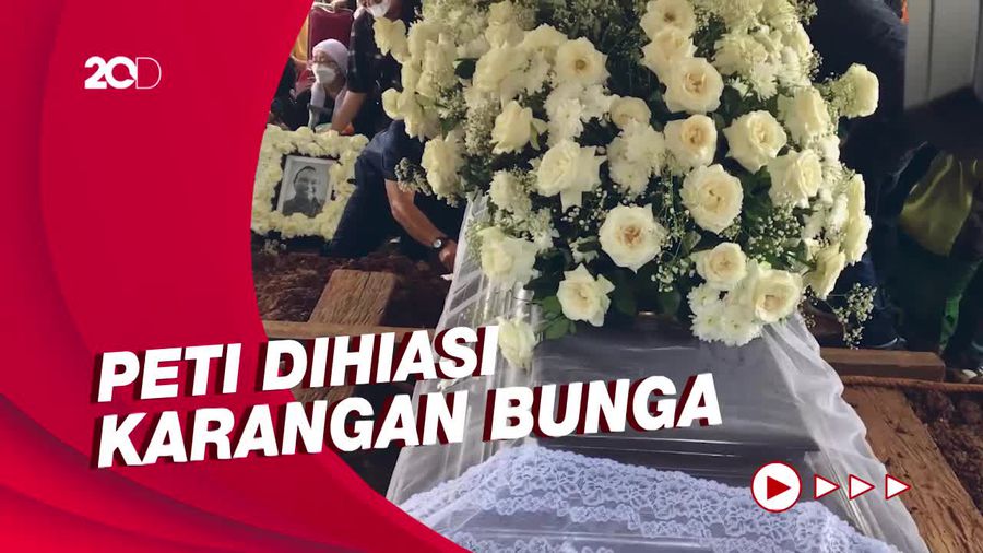 Lagu Widuri Iringi Pemakaman Bob Tutupoly