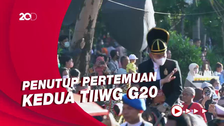 Aksi Gibran Rakabuming Naik Kuda di Solo Batik Carnival