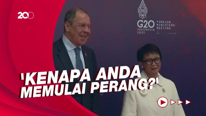Teriakan Anti Perang saat Menlu Retno Jabat Tangan Menlu Rusia