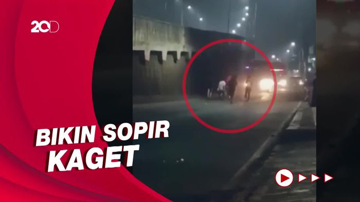 Truk Sampah DKI Tabrakan Gegara Dihadang ABG Ngonten di Bekasi