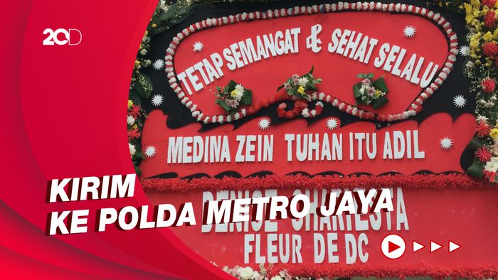 Denise Chariesta Kirim Karangan Bunga untuk Medina Zein