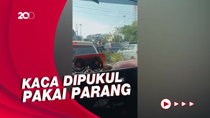 Tak Diberi Uang, Preman Palembang Pecahkan Kaca Mobil