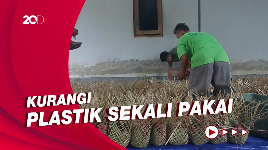 Kreasi Warga Gunakan Kreneng Bambu untuk Bungkus Daging Kurban