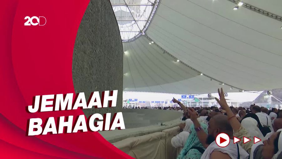 Momen Jutaan Jemaah Haji Lakukan Ritual Lempar Jumrah