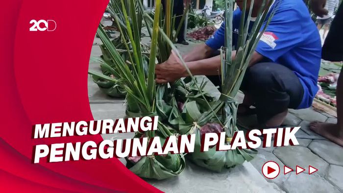 Uniknya Daun Kelapa Dianyam untuk Wadah Daging Kurban
