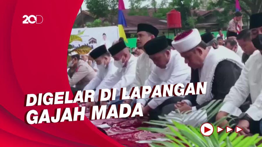Gubsu Edy-Bobby Duduk Berdampingan saat Salat Idul Adha