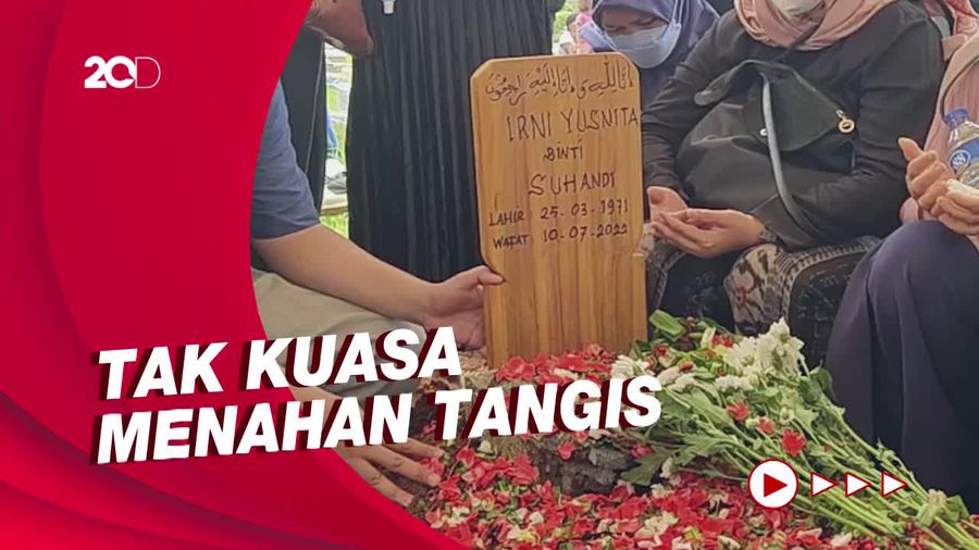 Tangis Keluarga Iringi Pemakaman Rini S Bon Bon