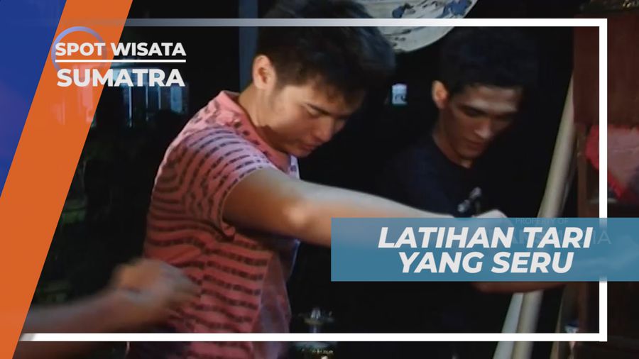 Berlatih Gerakan Tari Tradisional di Sanggar, Medan Sumatera Utara