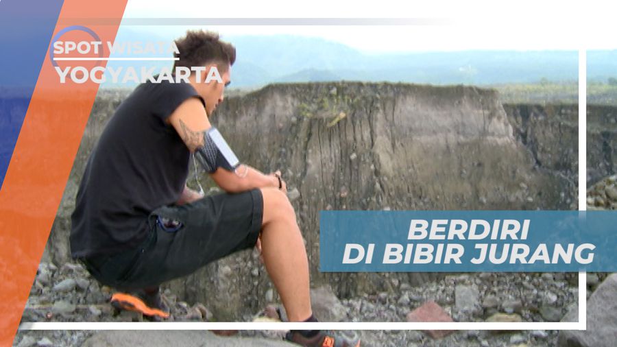 Berdiri di Tepi Jurang Menikmati Panorama Indah Kaki Gunung Merapi Yogyakarta