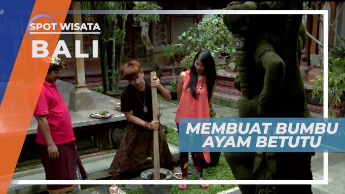 Membuat Bumbu Ayam Betutu Dengan Alat Tradisional, Bali