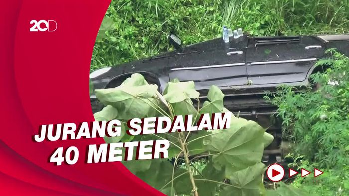 Penampakan Mobil Terjun ke Jurang di Banyuwangi, 9 Penumpang Selamat