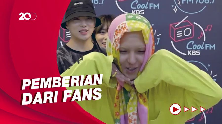 Gaya Mino WINNER Pakai Hijab Buatan Indonesia yang Curi Perhatian