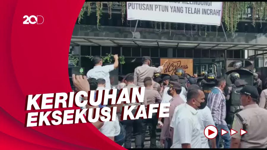 Momen Kericuhan Polisi-Warga saat Eksekusi Kafe di Medan