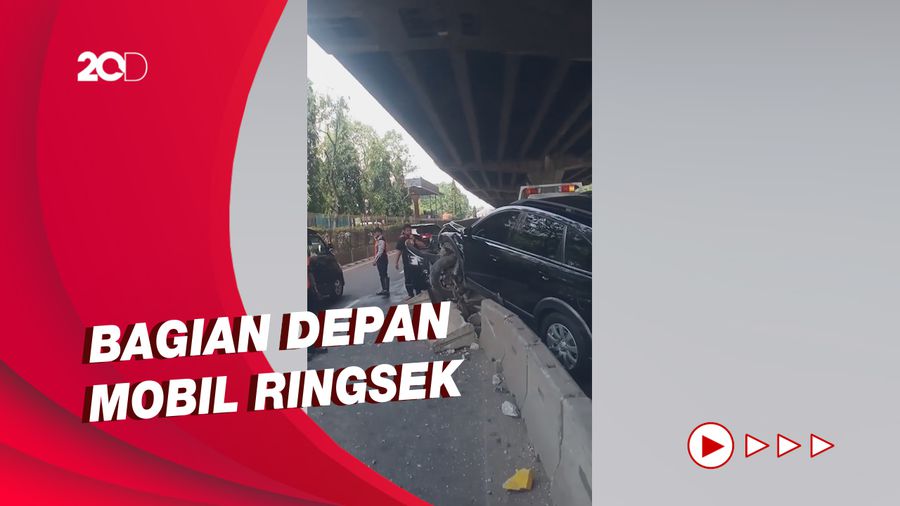 Hilang Kendali, Sebuah Mobil Hantam Separator Busway di Jakut